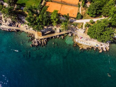 Lovran köyünün ve Hırvatistan 'daki deniz kıyısının güzel panoramik manzarası. İHA 'da çekilen en iyi görüntü fotoğrafı.