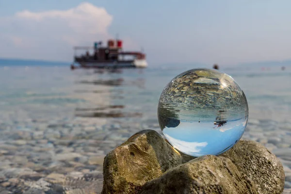 Deniz Kenarında Taş Üstünde Kristal Küre Orijinal Baş Aşağı Görünüş — Stok fotoğraf