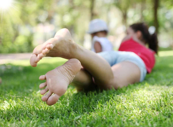 Mor Och Dotter Får Vila Parken — Stockfoto