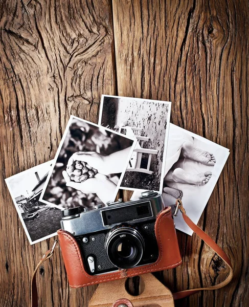 Old Rangefinder Camera Black White Photos Old Wooden Table — Stock Photo, Image