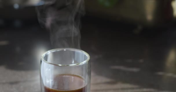 Eski Bir Mutfakta Kahve Çay Standı Olan Bir Fincan Bardaklardan — Stok video