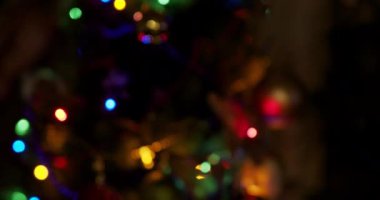 Akşamları süslü bir ladin üzerinde çok renkli bokeh ışıkları. Konsept - Yeni Yıl ve Noel Arifesi. 