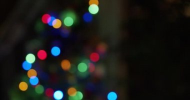 Akşamları süslü bir ladin üzerinde çok renkli bokeh ışıkları. Konsept - Yeni Yıl ve Noel Arifesi. 