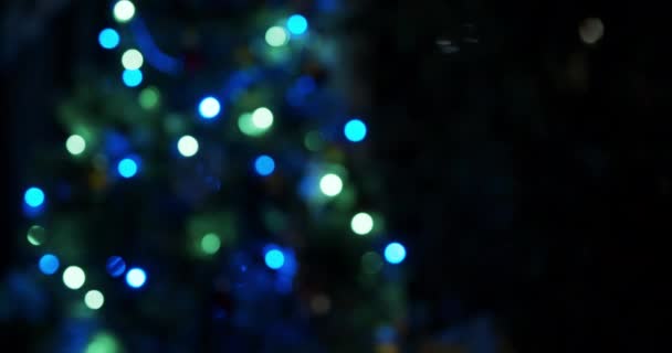 クリスマスは夕方の装飾されたトウヒの多色のボケのライト コンセプト 大晦日とクリスマス — ストック動画