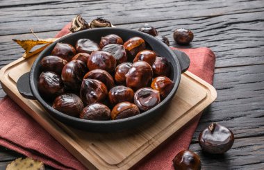Tavada kızartılmış kestane meyvesi. Üst görünüm.
