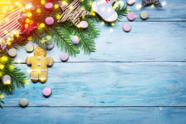 Geleneksel zencefilli kurabiyeli mavi ahşap arka plan. Noel ya da yeni yıl tatili geçmişi. Üst görünüm.