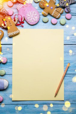 Noel Baba 'nın Noel' de geleneksel zencefilli kurabiyelerin olduğu boş bir mektup. Noel ya da yeni yıl tatili geçmişi. Üst görünüm.