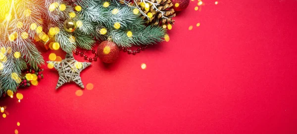 Κόκκινο Πρωτοχρονιά Χριστούγεννα Φόντο Έλατο Υποκατάστημα Και Διακόσμηση Των Χριστουγέννων — Φωτογραφία Αρχείου