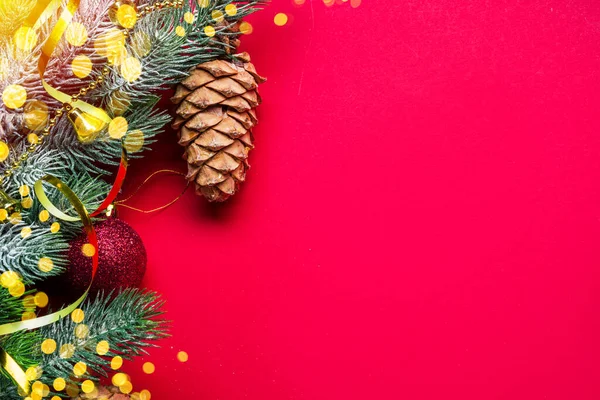 Czerwony Nowy Rok Lub Boże Narodzenie Tle Gałązką Jodły Świąteczne — Zdjęcie stockowe