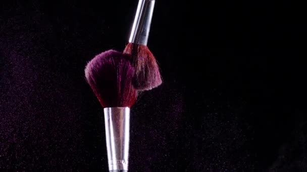 Dos Cepillos Maquillaje Chocan Causan Remolino Partículas Polvo Rosa Contra — Vídeos de Stock