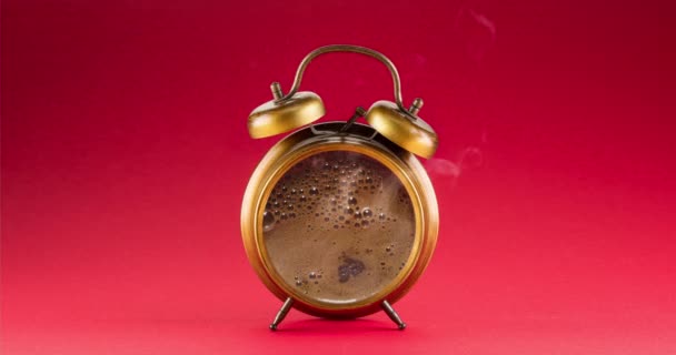 비디오 자명종 시계의 다이얼에 커피가 증기가 나오고 있습니다 — 비디오