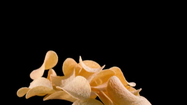 Patatas Fritas Naturales Levantan Caen Sobre Fondo Negro Moción Lenta — Vídeo de stock