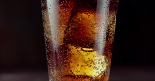 Die Kamera Geht Entlang Des Glases Cola Und Eis Nach — Stockvideo