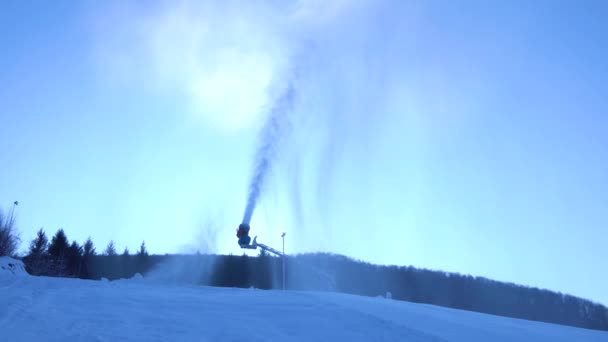 Une Machine Neige Génère Une Fontaine Neige Pour Piste Ski — Video