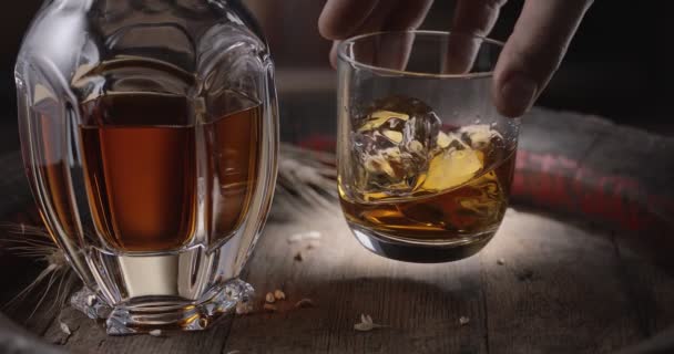 Man Suit Sommelier Toma Vaso Whisky Sobre Hielo Barril Whisky — Vídeo de stock