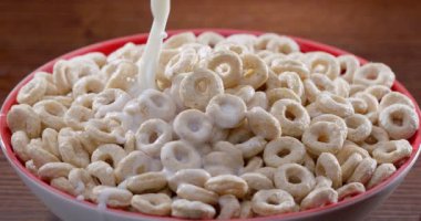 Süt akıntısı yavaşça bir kase mısır gevreğine döküldü. Sabah kahvaltısı. Blackmagic Ursa Pro G2, 300 fps.