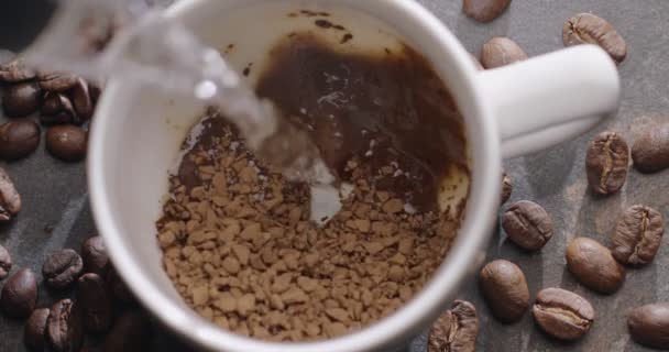 Eau Bouillante Est Versée Dans Une Tasse Blanche Sur Des — Video