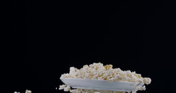 Popcorn Vločky Spolu Bílým Talířem Pomalu Létat Nahoru Dolů Černém — Stock video