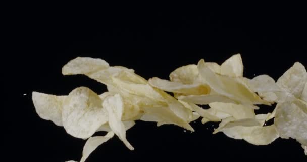 Natuurlijke Chips Rijzen Vallen Tegen Een Zwarte Achtergrond Slow Motion — Stockvideo