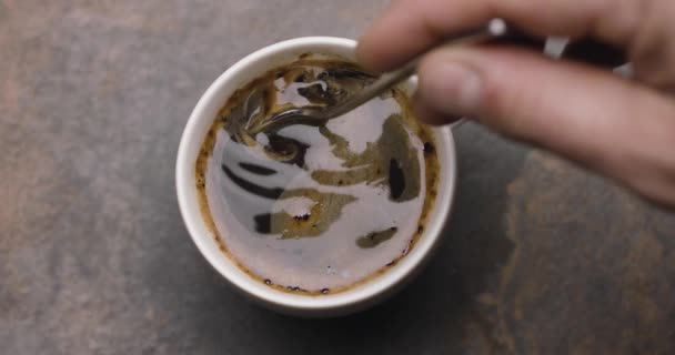 Mão Mexendo Com Uma Colher Café Uma Xícara Branca Câmera — Vídeo de Stock