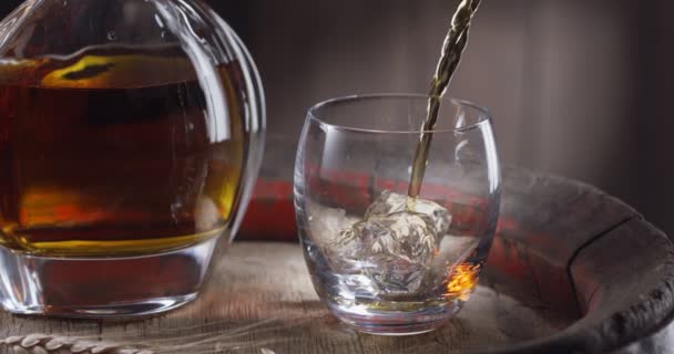 Whiskeystrahl Wird Ein Glas Mit Eiswürfeln Gegossen Das Auf Einem — Stockvideo