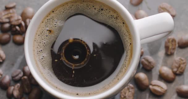 Druppel Koffie Valt Langzaam Een Kopje Met Koffie Bovenaanzicht Close — Stockvideo