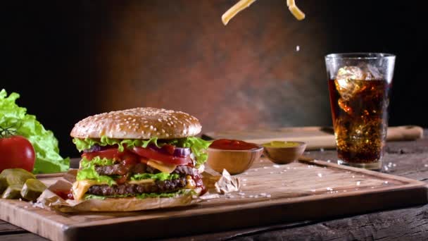 Hranolky Sůl Pomalu Přistávají Dřevěné Desce Hamburgery Kolou Tmavohnědým Pozadím — Stock video