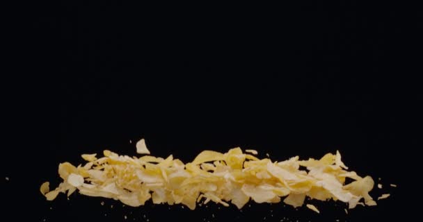 Naturalne Chipsy Ziemniaczane Rosną Spadają Czarne Tło Slow Motion 300 — Wideo stockowe