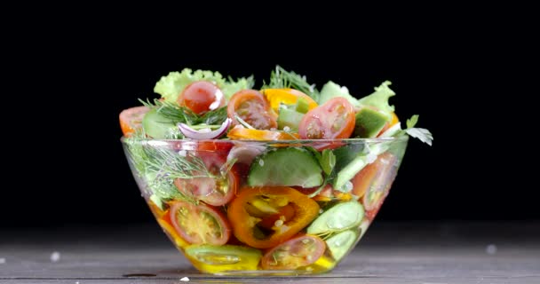 Ensalada Verduras Frescas Recipiente Vidrio Sobre Fondo Negro Espolvoreado Con — Vídeo de stock