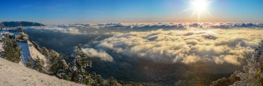 Kırım dağlarının bulutlu manzarasında güzel bir kış panoramik manzarası. Ağaçlar.