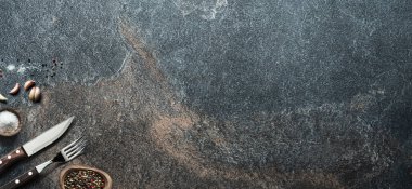 Boş grafit arkaplanındaki tablo ayarları. Gıda arka planının üst görüntüsü.