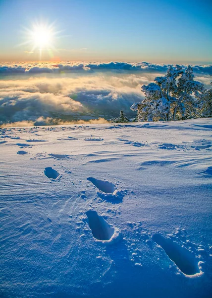 Prachtige Winter Wolk Zonsopgang Bergen Diepe Voetstappen Voorgrond — Stockfoto