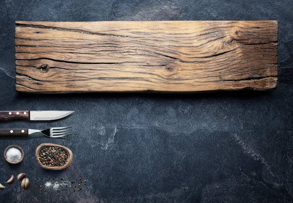 黒鉛の背景にテーブルの設定と空の木製のトレイ 食品の背景のトップ表示 — ストック写真