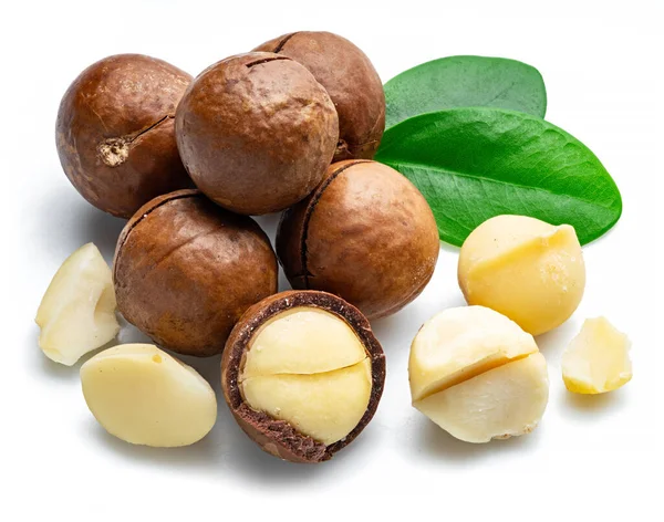 Macadamia Noten Met Geschilde Macadamia Bladeren Geïsoleerd Een Witte Achtergrond — Stockfoto