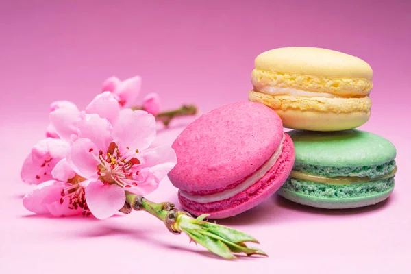 Bunte Süße Macarons Oder Makronen Verschiedene Aromatische Kekse Auf Rosa — Stockfoto