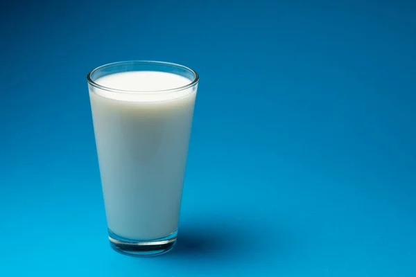 Glas Verse Melk Geïsoleerd Blauwe Achtergrond — Stockfoto