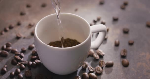 Los Gránulos Café Instantáneos Vierten Una Taza Blanca Luego Vierte — Vídeos de Stock