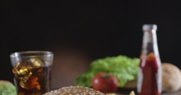 Langsam Schwenkt Die Kamera Über Den Fast Food Esstisch Süßes — Stockvideo