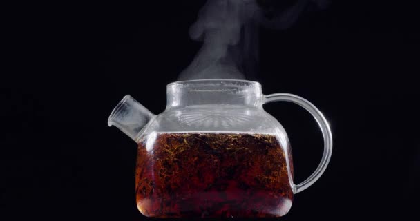 Стакане Чайник Наполненный Кипящей Водой Большой Лист Чая Вареный Черный — стоковое видео