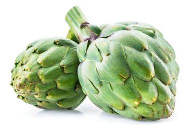 Enginar çiçeği yenilebilir tomurcuğu beyaz arkaplanda izole edildi.