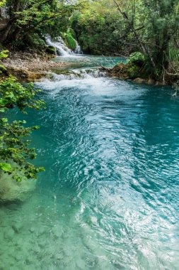 Plitvice Lakes Ulusal Parkı, Hırvatistan ve UNESCO 'nun Dünya Mirası' ndaki en eski ve en büyük ulusal parklardan biri. Şelaleler, göl ve parkın içinde yürüyüş yolları. Avrupa 'yı gezmek.