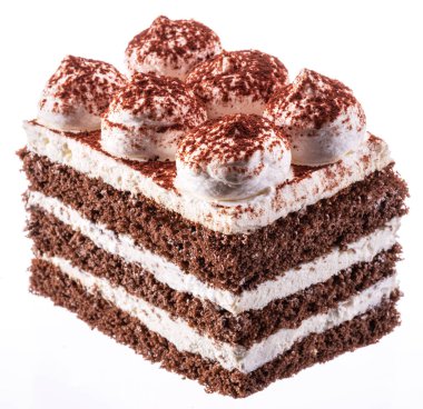 Beyaz arka planda tiramisu kremalı ve kakao tozlu bir dilim çikolatalı pasta..