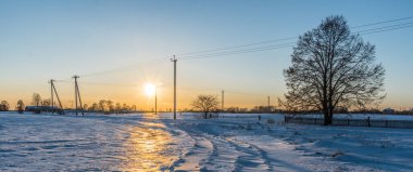 Büyük şehrin dışında kış. Karlı kırsal kış manzarası. 
