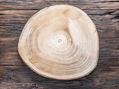 Ağaç gövdesi testeresinin dokusu eski ahşap masada kesilmiş. Çapraz kesilmiş ahşap desen.