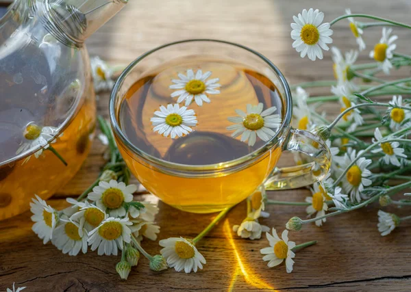 Kruidenkamillethee Kamillebloemen Houten Tafel Bovenaanzicht — Stockfoto