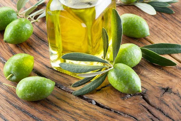 Azeitonas Naturais Verdes Com Garrafa Azeite Uma Mesa Madeira Antiga — Fotografia de Stock