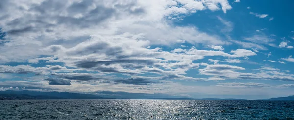 Ήρεμη Θάλασσα Και Συννεφιασμένος Ουρανός Τρυπημένος Ακτίνες Του Ήλιου Όμορφο — Φωτογραφία Αρχείου