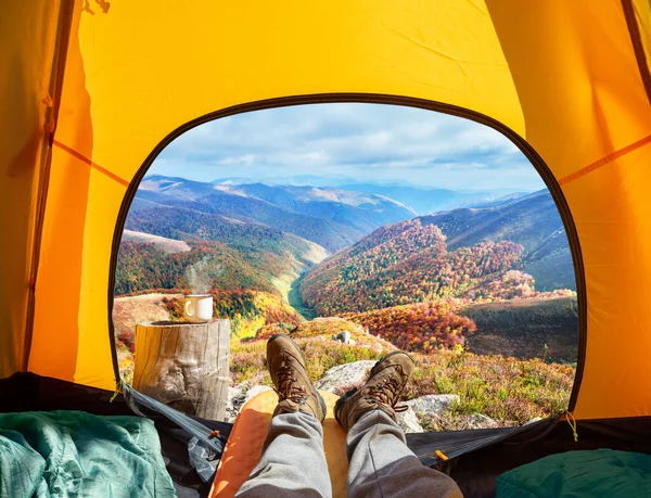 オープンテントの入り口からの自然の壮大な景色 ロマンチックなトレッキングやキャンプの美しさ — ストック写真
