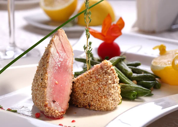 Tonijnsteak Geroosterd Met Sesam Gekookt Met Groene Bonen Wit Bord — Stockfoto