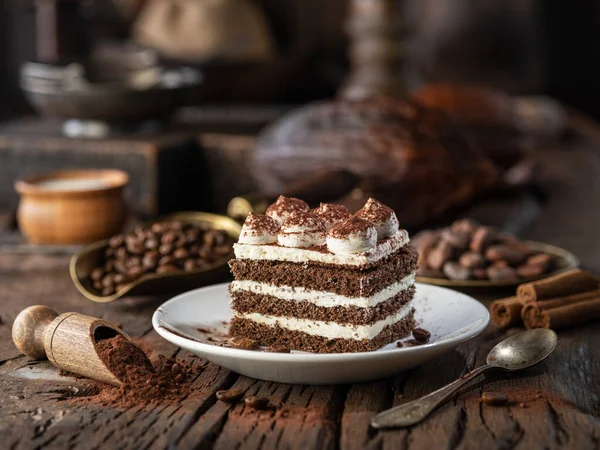 Rebanada Pastel Chocolate Con Crema Tiramisú Cacao Polvo Mesa Madera —  Fotos de Stock